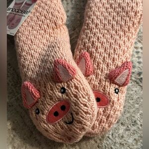 snoozies! Cozy Sherpa lined socks. Brand new, never used. Fits shoe size 5-10.